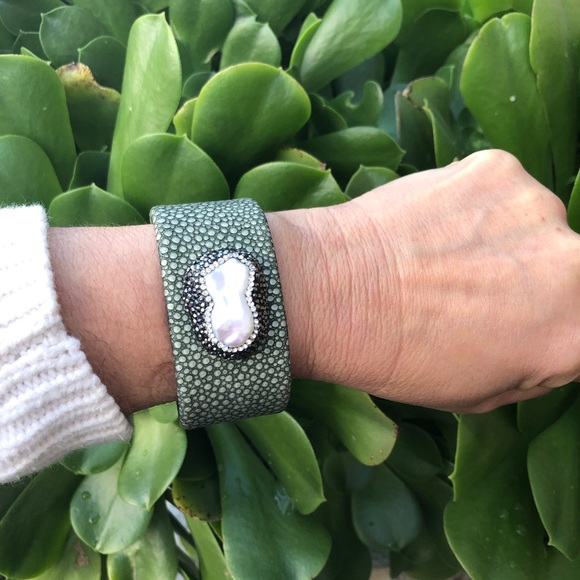 Green Gray Sting Ray Leather w Baroque Pearls Rhinestone Boho Cuff Bracelet NWT - Picture 11 of 11
